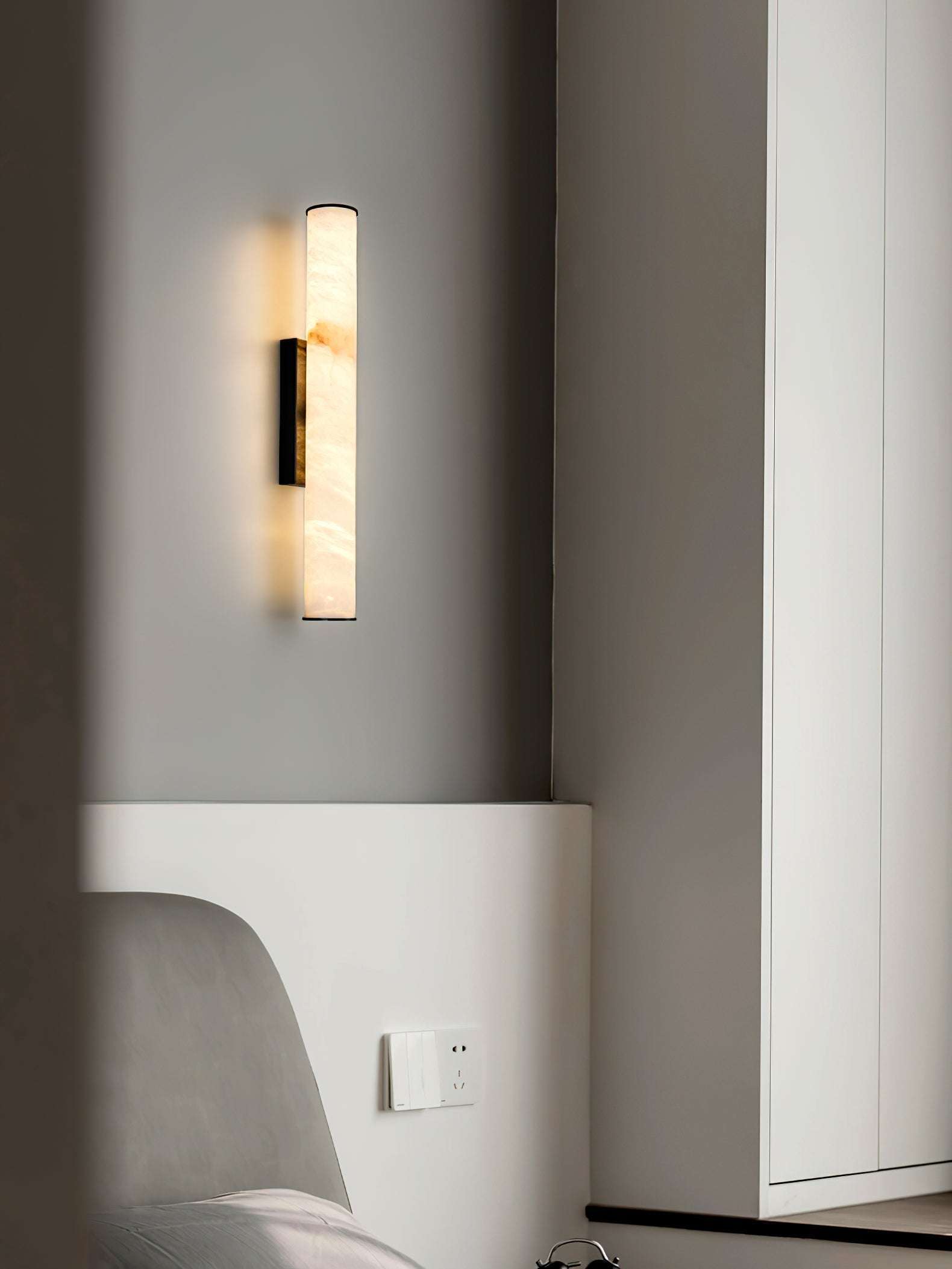 Arcus Wall Lamp Elegant Minimalist Modern Style in Brass and Alabaster