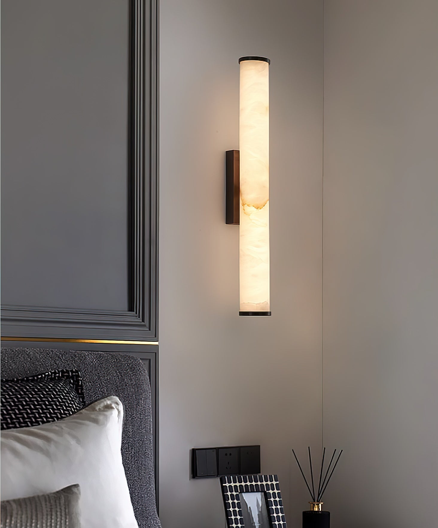 Arcus Wall Lamp Elegant Minimalist Modern Style in Brass and Alabaster