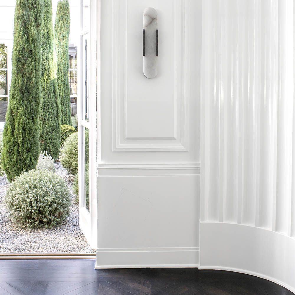 Modern Marble Wall Sconce with Gold Details – Luxury Lighting