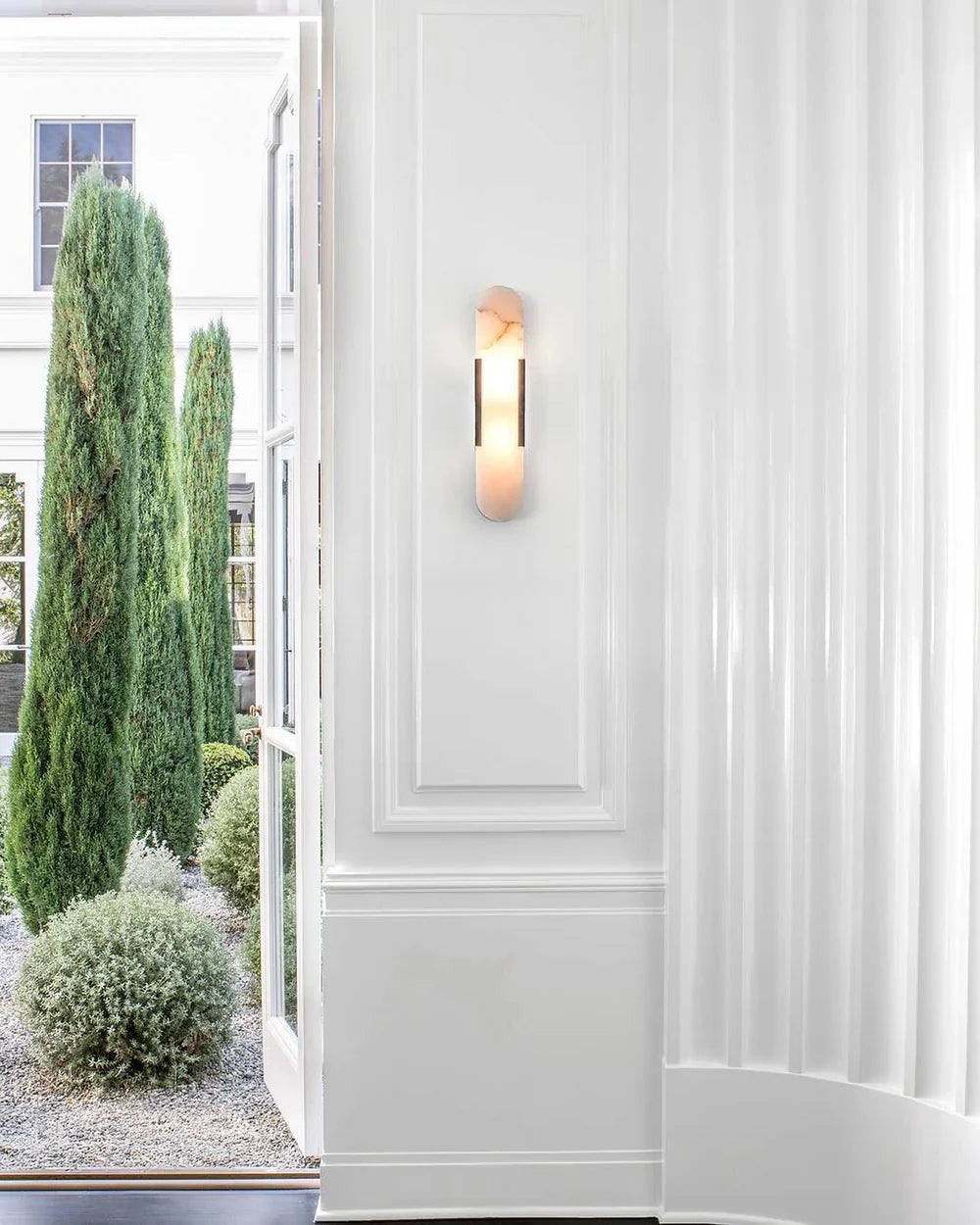Modern Marble Wall Sconce with Gold Details – Luxury Lighting